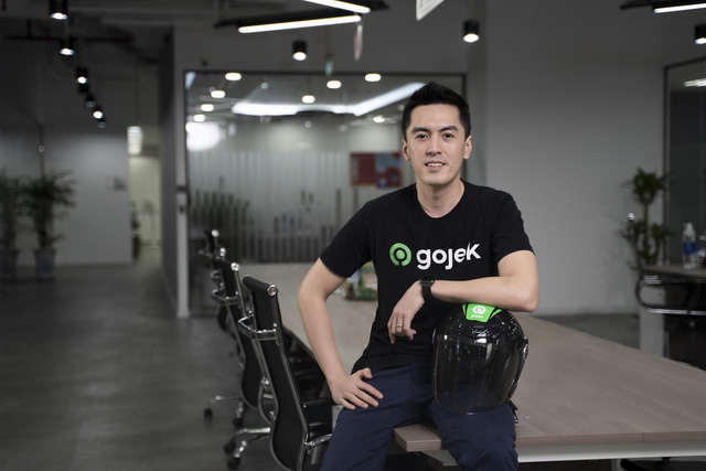 Tân CEO Gojek Việt Nam gây bão vì để lộ góc nghiêng khi bị chụp lén trong văn phòng: Cao 1m84, nói tiếng Anh như gió, biết chơi nhiều nhạc cụ - Ảnh 1.