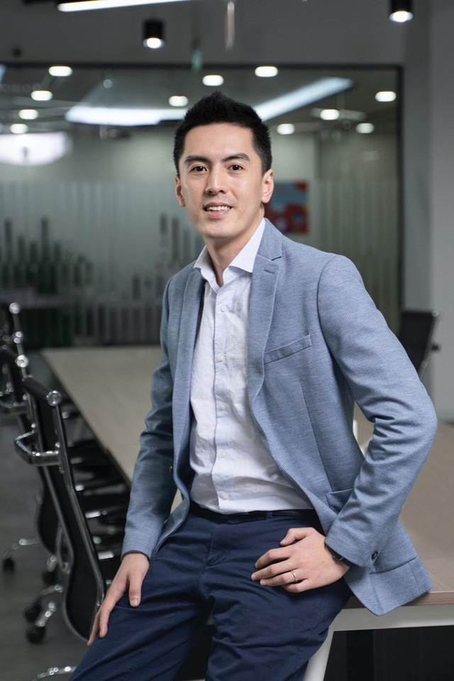 Tân CEO Gojek Việt Nam gây bão vì để lộ góc nghiêng khi bị chụp lén trong văn phòng: Cao 1m84, nói tiếng Anh như gió, biết chơi nhiều nhạc cụ - Ảnh 2.