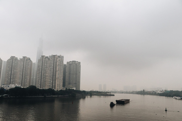 Ảnh: Tòa nhà Landmark81 mất tích trong sương mù, trời Sài Gòn se se lạnh vào sáng đầu tuần - Ảnh 6.