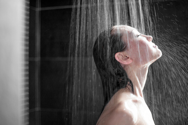  5 sai lầm khi tắm nhiều người mắc phải, không chỉ gây hại cho da mà còn ảnh hưởng đến sức khỏe - Ảnh 1.