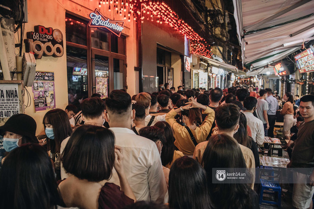 Tạ Hiện trở lại ngày Hà Nội trở lạnh: Người đông nghịt không có chỗ nhích chân! - Ảnh 23.