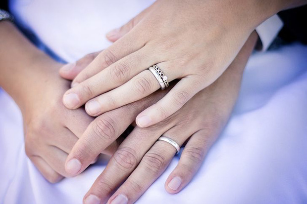 Đeo nhẫn cưới tay trái hay tay phải mới đúng? Hóa ra có những ý nghĩa bất ngờ đằng sau mà chúng ta ít khi để ý đến - Ảnh 2.