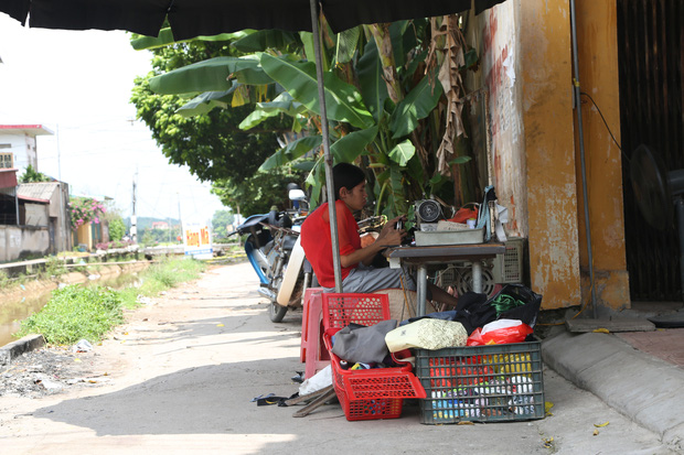 Chuyện cô Giao lưng vẹo bên chiếc máy may: Tôi bị vậy nhưng vẫn yêu đời dù có lẽ không bao giờ đứng thẳng được nữa! - Ảnh 1.