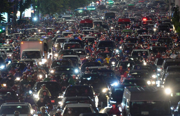 Đường phố Hà Nội đang ùn tắc kinh hoàng hàng giờ liền sau trận mưa lớn, dân công sở kêu trời vì không thể về nhà - Ảnh 6.