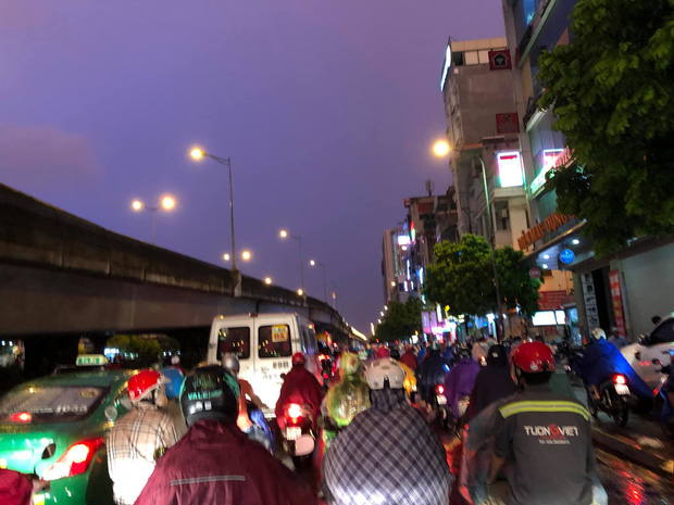 Đường phố Hà Nội đang ùn tắc kinh hoàng hàng giờ liền sau trận mưa lớn, dân công sở kêu trời vì không thể về nhà - Ảnh 8.