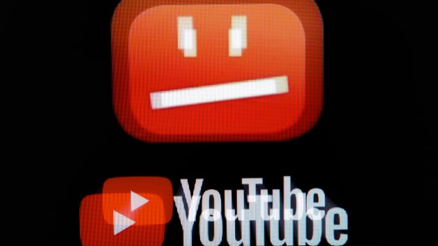 Độc hại nghề kiểm duyệt YouTube: Xem 300 video bẩn/ngày, được khuyên ‘dùng chất gây nghiện’, ‘tin vào Chúa’ khi bị chấn thương tâm lý nghiêm trọng - Ảnh 1.