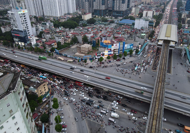 Nhiều tuyến đường Hà Nội ùn tắc do cơn giông đang kéo đến - Ảnh 1.