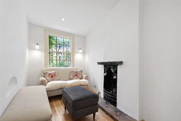 Ngôi nhà hẹp nhất London gây tranh cãi lớn khi rao bán với giá tận hơn 30 tỷ đồng, ai cũng tò mò liệu bên trong chứa kho báu gì không - Ảnh 9.
