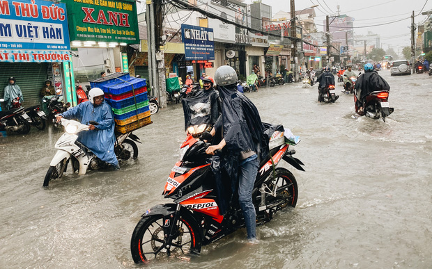 TP.HCM: Chợ Thủ Đức ngập nặng từ trong ra ngoài do mưa lớn, nhiều tiểu thương “khóc ròng” - Ảnh 1.