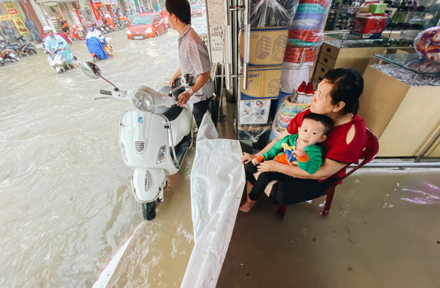 TP.HCM: Chợ Thủ Đức ngập nặng từ trong ra ngoài do mưa lớn, nhiều tiểu thương “khóc ròng” - Ảnh 11.