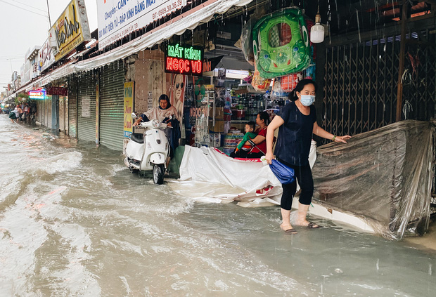 TP.HCM: Chợ Thủ Đức ngập nặng từ trong ra ngoài do mưa lớn, nhiều tiểu thương “khóc ròng” - Ảnh 18.