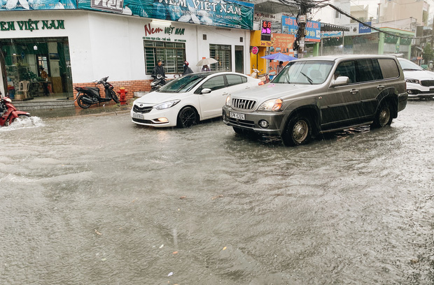 TP.HCM: Chợ Thủ Đức ngập nặng từ trong ra ngoài do mưa lớn, nhiều tiểu thương “khóc ròng” - Ảnh 5.