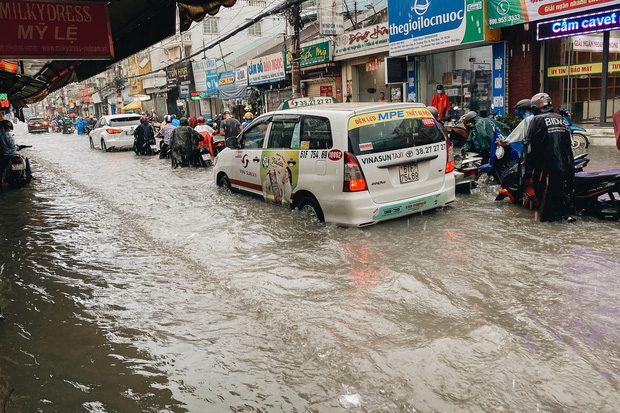 TP.HCM: Chợ Thủ Đức ngập nặng từ trong ra ngoài do mưa lớn, nhiều tiểu thương “khóc ròng” - Ảnh 6.