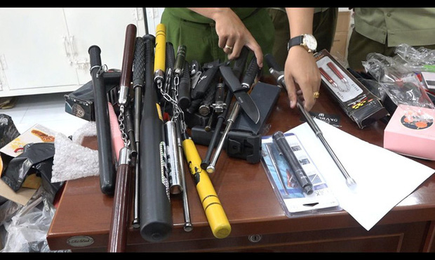 Phát hiện kho vũ khí khủng trong cửa hàng bán túi xách hàng hiệu giả ở Sài Gòn - Ảnh 1.
