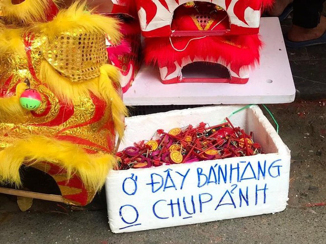Nhiều chủ quán trên phố Hàng Mã bị xử lý vì treo biển thu tiền chụp ảnh - Ảnh 2. Nhiều chủ quán trên phố Hàng Mã bị xử lý vì treo biển thu tiền chụp ảnh - Ảnh 2.