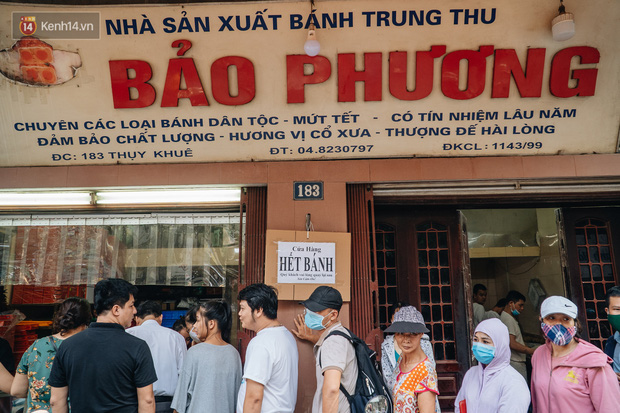  Đến hẹn lại lên: Người Hà Nội kiên nhẫn xếp hàng dài đợi mua bánh Trung thu Bảo Phương  - Ảnh 12.