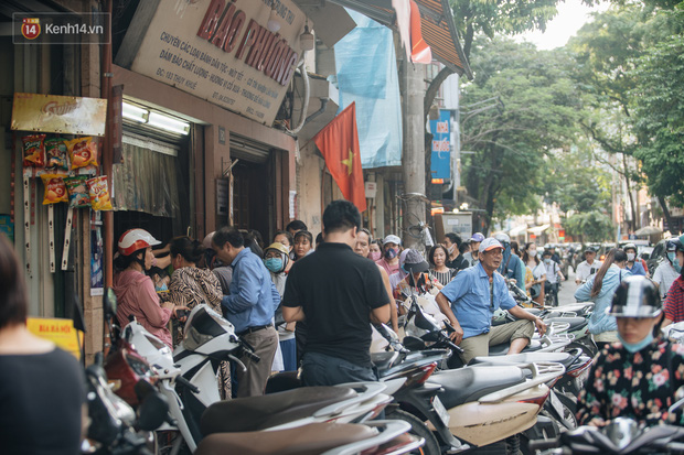  Đến hẹn lại lên: Người Hà Nội kiên nhẫn xếp hàng dài đợi mua bánh Trung thu Bảo Phương  - Ảnh 13.