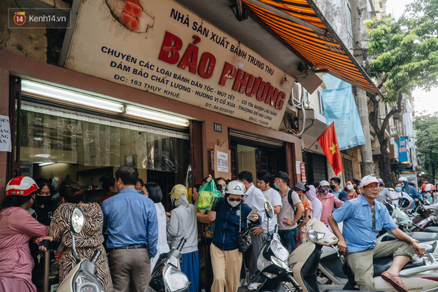  Đến hẹn lại lên: Người Hà Nội kiên nhẫn xếp hàng dài đợi mua bánh Trung thu Bảo Phương  - Ảnh 16.