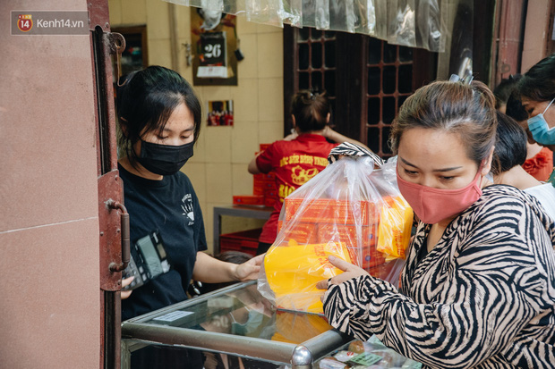  Đến hẹn lại lên: Người Hà Nội kiên nhẫn xếp hàng dài đợi mua bánh Trung thu Bảo Phương  - Ảnh 18.