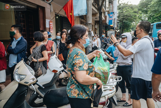  Đến hẹn lại lên: Người Hà Nội kiên nhẫn xếp hàng dài đợi mua bánh Trung thu Bảo Phương  - Ảnh 19.