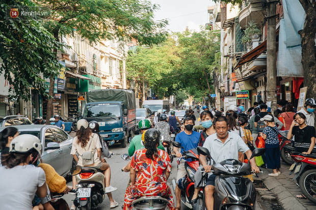  Đến hẹn lại lên: Người Hà Nội kiên nhẫn xếp hàng dài đợi mua bánh Trung thu Bảo Phương  - Ảnh 22.