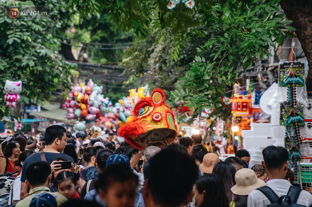 Ảnh: Hàng Mã đông nghẹt người dịp cuối tuần chơi Trung thu sớm, tiểu thương yêu cầu không chụp ảnh - Ảnh 24.