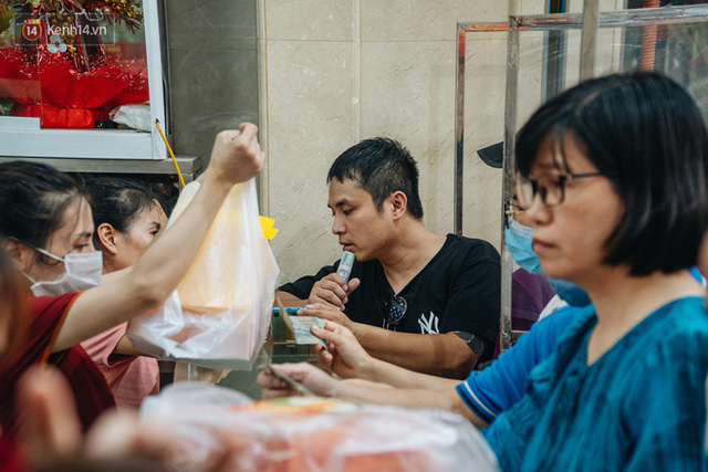  Đến hẹn lại lên: Người Hà Nội kiên nhẫn xếp hàng dài đợi mua bánh Trung thu Bảo Phương  - Ảnh 6.