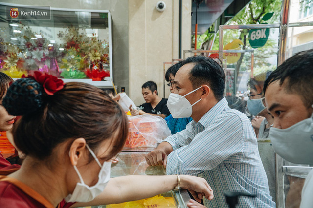  Đến hẹn lại lên: Người Hà Nội kiên nhẫn xếp hàng dài đợi mua bánh Trung thu Bảo Phương  - Ảnh 7.