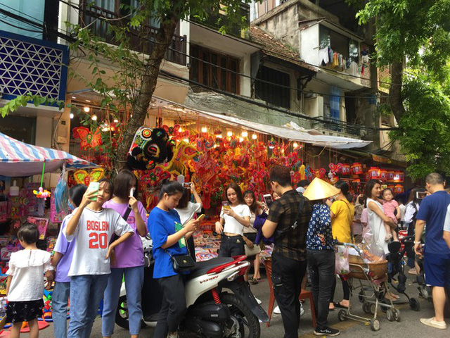  Nhiều chủ quán trên phố Hàng Mã bị xử lý vì treo biển thu tiền chụp ảnh  - Ảnh 8.