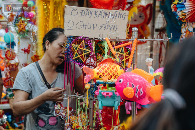 Ảnh: Hàng Mã đông nghẹt người dịp cuối tuần chơi Trung thu sớm, tiểu thương yêu cầu không chụp ảnh - Ảnh 9.