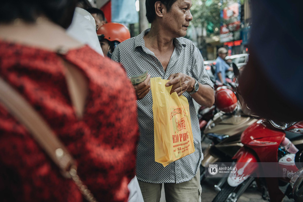 Có người phải cầu cứu bạn bè mua hộ bánh Trung thu Bảo Phương: sức hút từ đâu mà hot đến vậy? - Ảnh 10.