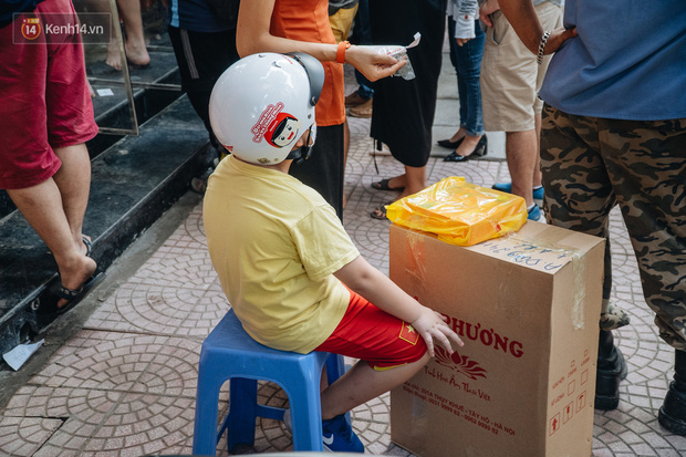  Đến hẹn lại lên: Người Hà Nội kiên nhẫn xếp hàng dài đợi mua bánh Trung thu Bảo Phương  - Ảnh 10.