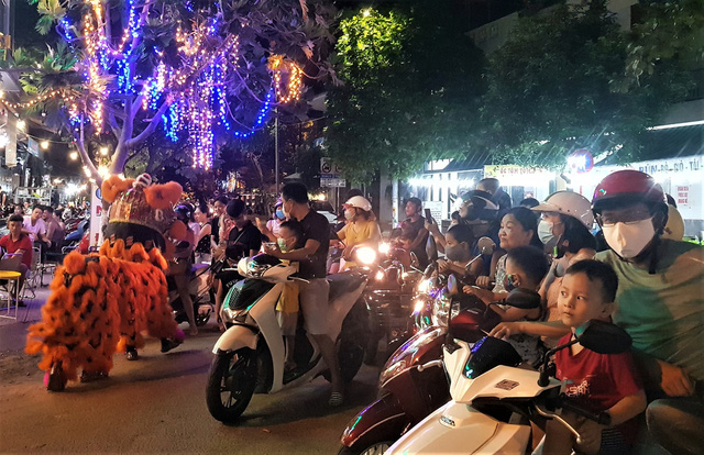  Người dân Đà Nẵng nô nức xuống đường xem múa Lân trước Tết Trung thu, giao thông ùn tắc - Ảnh 11.