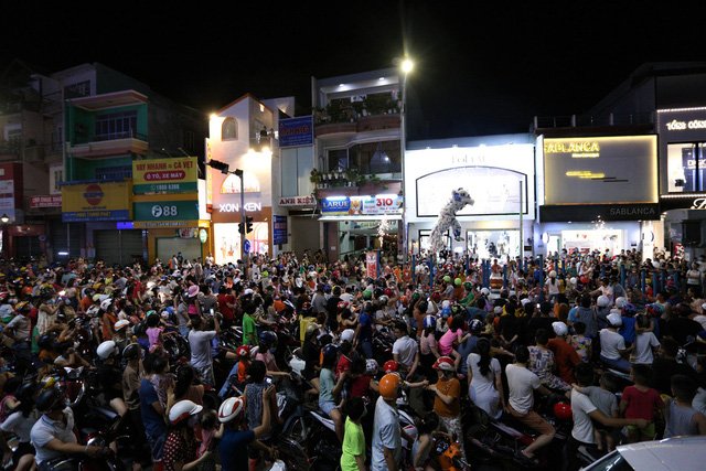  Người dân Đà Nẵng nô nức xuống đường xem múa Lân trước Tết Trung thu, giao thông ùn tắc - Ảnh 3.