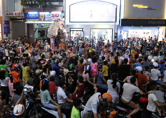  Người dân Đà Nẵng nô nức xuống đường xem múa Lân trước Tết Trung thu, giao thông ùn tắc - Ảnh 5.
