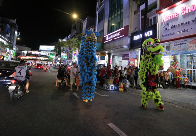  Người dân Đà Nẵng nô nức xuống đường xem múa Lân trước Tết Trung thu, giao thông ùn tắc - Ảnh 8.