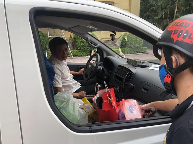 Ảnh, clip: Chuyến xe cứu thương chở bệnh nhân nghèo của ông Đoàn Ngọc Hải dừng chân tại Hà Nội - Ảnh 9.
