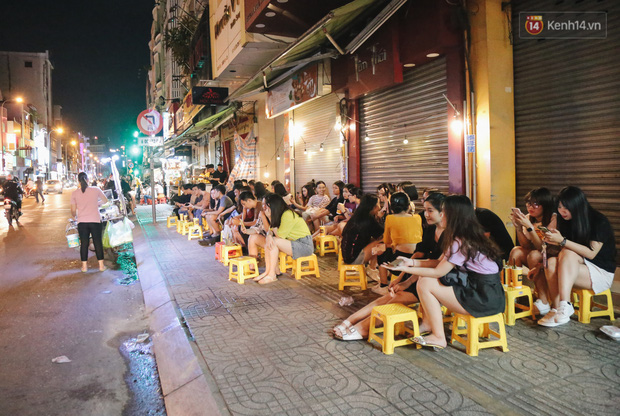 Nhiều quán cafe thâu đêm ở Sài Gòn chật kín khách: Sức chi tiêu của người Việt về đêm đâu kém du khách quốc tế! - Ảnh 1.