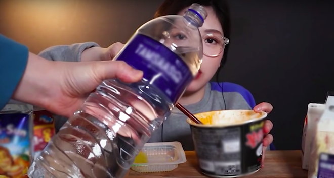 Vụ YouTuber Hàn bị “tố” lừa dối: Đạp lên dư luận trong nước, biến vlog mukbang đồ ăn Việt Nam trở thành “trận chiến” của fan quốc tế - Ảnh 2.