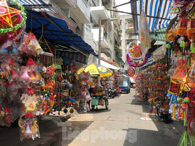  Trung thu thời COVID-19: Chưa bao giờ lo âu cho số phận chiếc đèn lồng như năm nay  - Ảnh 11.