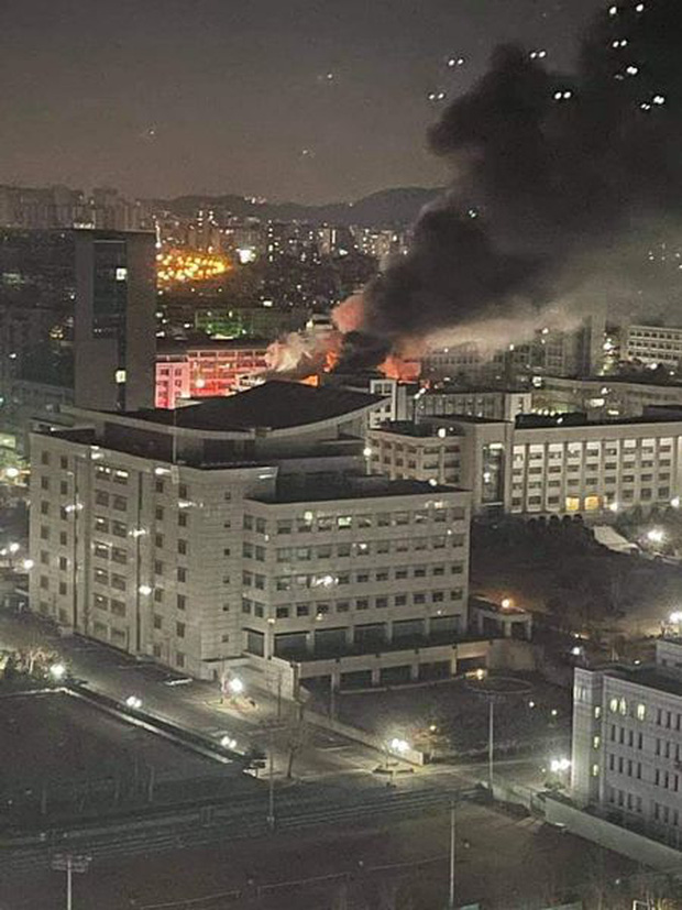 Bước qua Năm mới được hơn 20 phút, Hàn Quốc đã ghi nhận vụ hỏa hoạn dữ dội xảy ra ở trường đại học - Ảnh 1.