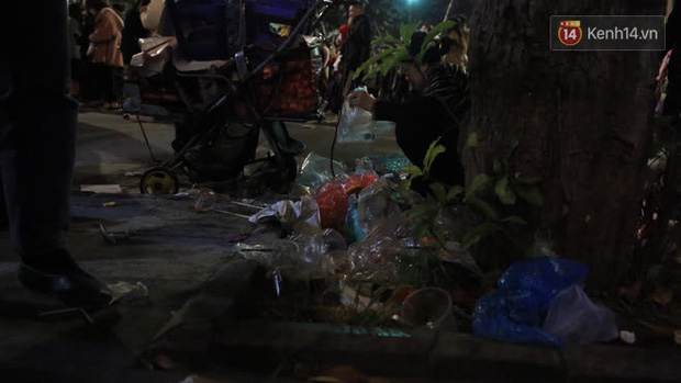 Rác thải tràn ngập đường phố Hà Nội và TP.HCM sau màn pháo hoa chào năm mới 2021 - Ảnh 14.