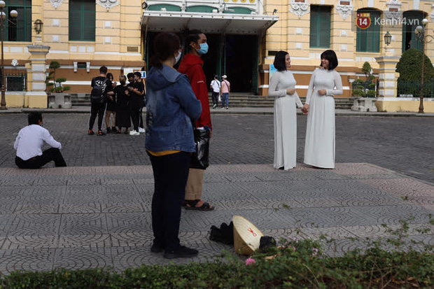 Chùm ảnh: Phố xá Sài Gòn vắng lặng và yên bình ngày đầu năm, nhiều phụ nữ diện áo dài tươi cười dạo phố - Ảnh 15.
