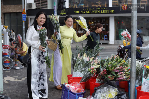 Chùm ảnh: Phố xá Sài Gòn vắng lặng và yên bình ngày đầu năm, nhiều phụ nữ diện áo dài tươi cười dạo phố - Ảnh 17.