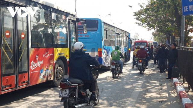  Bến tàu, bến xe Hà Nội quá tải, nhiều tuyến đường ùn tắc dịp nghỉ Tết Dương lịch  - Ảnh 18.