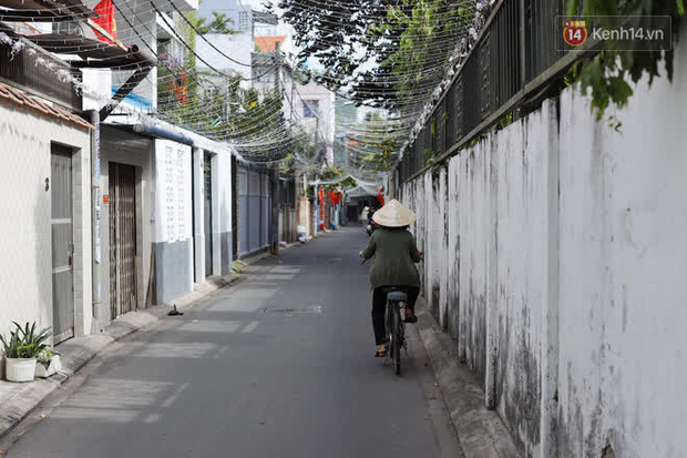 Chùm ảnh: Phố xá Sài Gòn vắng lặng và yên bình ngày đầu năm, nhiều phụ nữ diện áo dài tươi cười dạo phố - Ảnh 6.