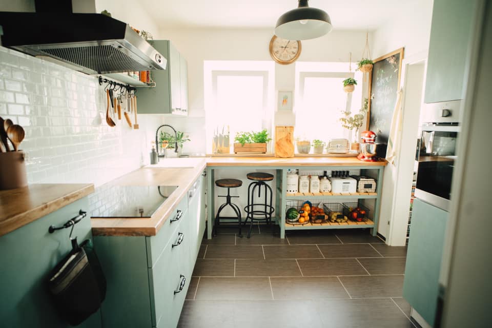 Trầm trồ căn bếp của mẹ bỉm sữa 9X Việt ở Đức: Tự cưa gỗ, đóng đinh, sơn, vẽ toàn bộ, chi phí chỉ 10 triệu đồng - Ảnh 8.