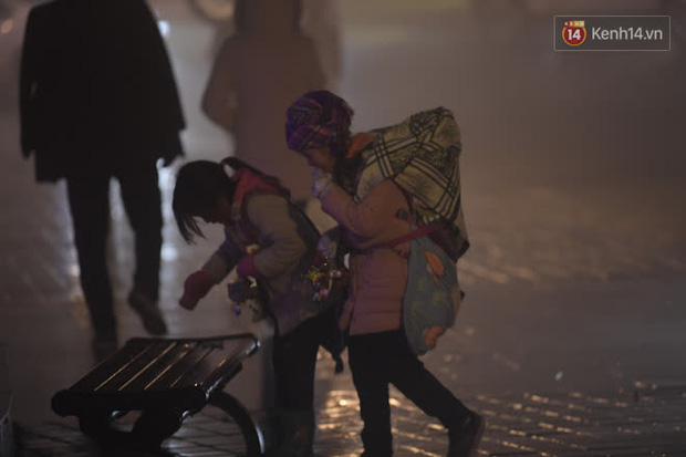 Chùm ảnh: Trẻ em ở Sa Pa bị đẩy ra đường bán hàng cho du khách dưới thời tiết 0 độ C - Ảnh 12.