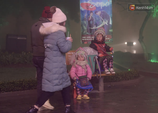 Chùm ảnh: Trẻ em ở Sa Pa bị đẩy ra đường bán hàng cho du khách dưới thời tiết 0 độ C - Ảnh 16.
