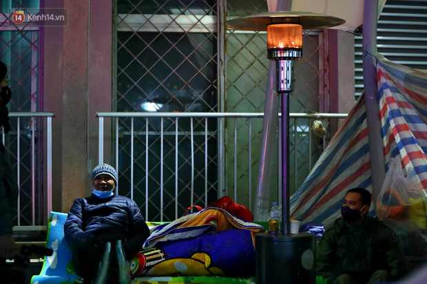 Người dân quây quần dưới 20 cây sưởi tỏa nhiệt trong bệnh viện giữa đêm đông buốt giá ở Hà Nội: Màn trời chiếu đất trông người bệnh, giờ đã ấm hơn rồi - Ảnh 4.